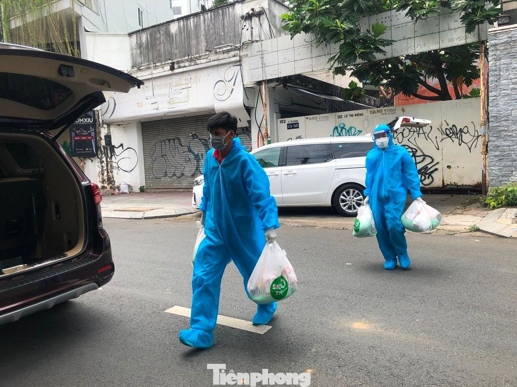 Không ngại mưa nắng, các tình nguyện viên liên tục đem quà đến người cần Không ngại mưa nắng, các tình nguyện viên liên tục đem quà đến người cần