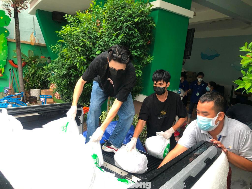 Chương trình còn có sự tham gia của người nổi tiếng Chương trình còn có sự tham gia của người nổi tiếng