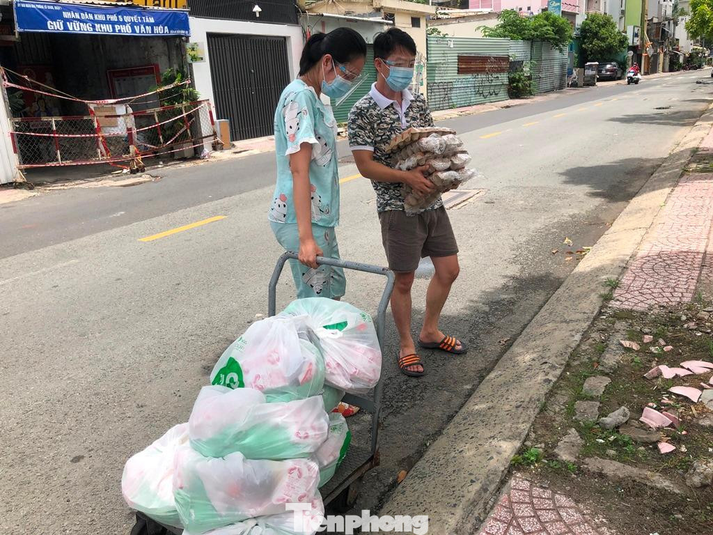 Một gia đình vui mừng khi được nhận thực phẩm Một gia đình vui mừng khi được nhận thực phẩm