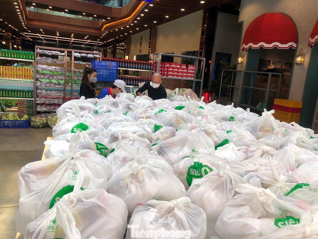 Nhân viên tất bật sắp xếp các phần quà để chuẩn bị tặng người khó khăn Nhân viên tất bật sắp xếp các phần quà để chuẩn bị tặng người khó khăn