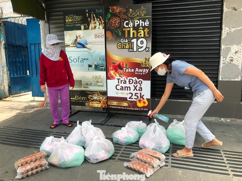 Chị Trần Thị Vy đăng ký xin quà cho người dân trong xóm Chị Trần Thị Vy đăng ký xin quà cho người dân trong xóm