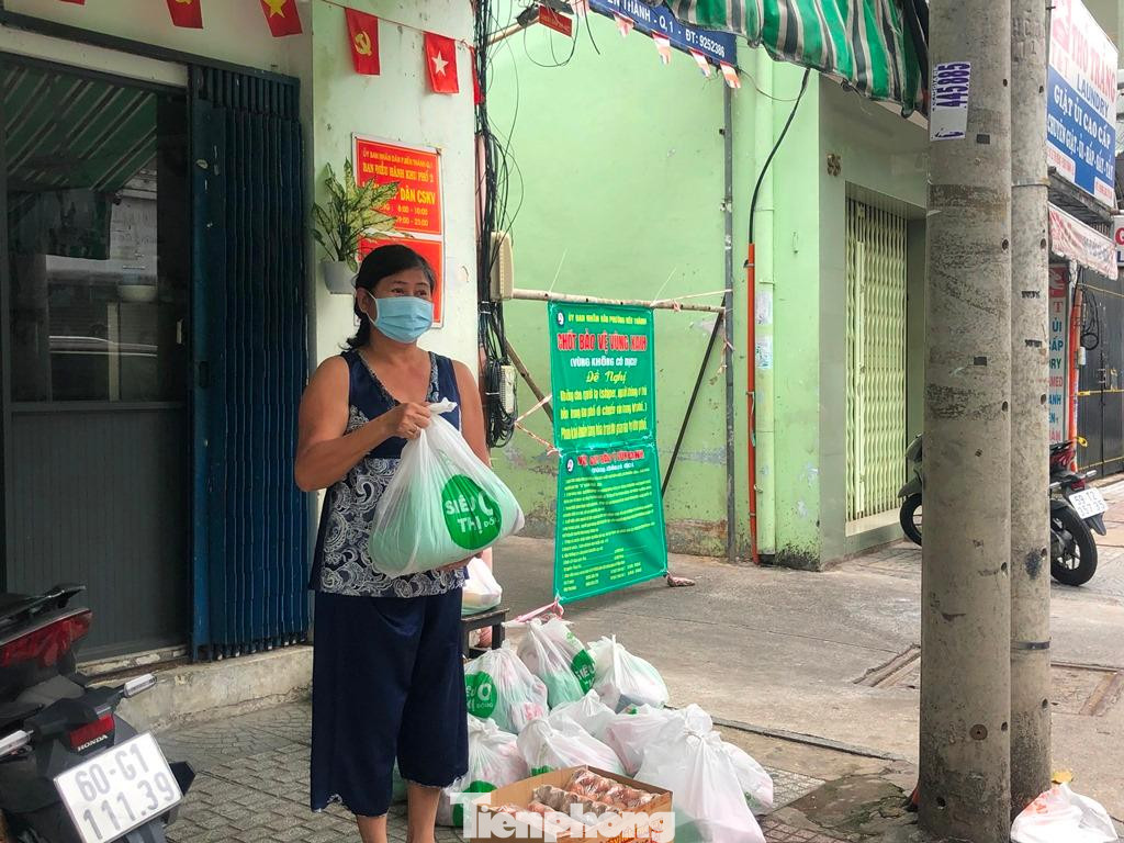 Đại diện tổ dân phố xin quà để gửi đến người khó khăn Đại diện tổ dân phố xin quà để gửi đến người khó khăn