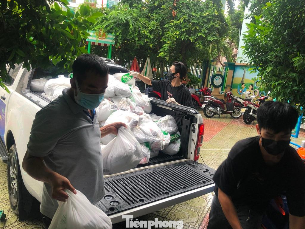 Mọi người đều nhiệt tình hỗ trợ gửi những phần quà đến địa phương, người dân Mọi người đều nhiệt tình hỗ trợ gửi những phần quà đến địa phương, người dân