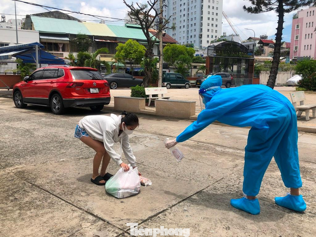 Nhân viên xịt khử khuẩn phần quà để đảm bảo an toàn Nhân viên xịt khử khuẩn phần quà để đảm bảo an toàn