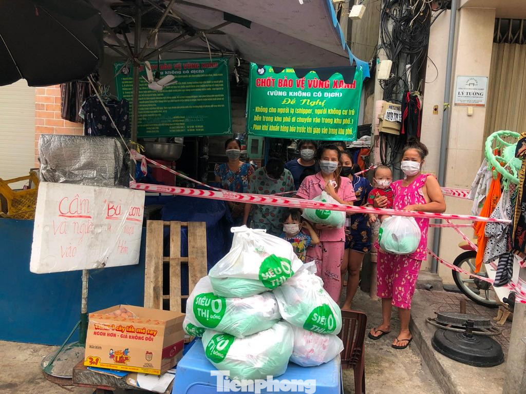 Gia đình chị Phương Thảo (quận 1) có 12 F0, trong đó 10 người đã khỏi bệnh vui mừng được nhận quà từ siêu thị 0 đồng Gia đình chị Phương Thảo (quận 1) có 12 F0, trong đó 10 người đã khỏi bệnh vui mừng được nhận quà từ siêu thị 0 đồng