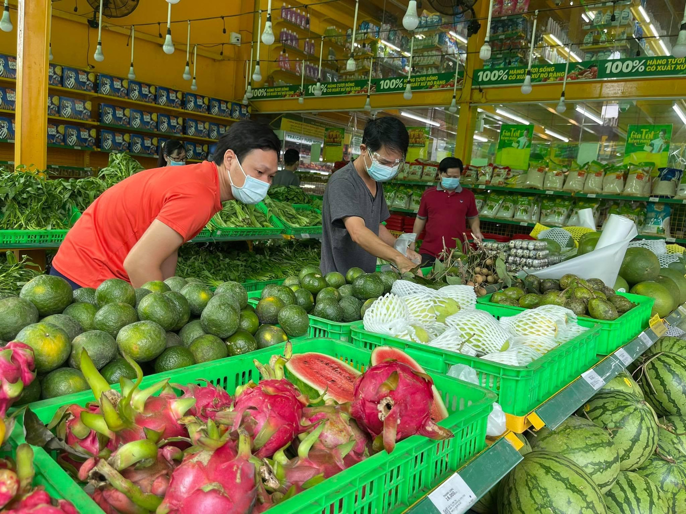 Hàng hóa liên tục được chất lên quầy kệ Hàng hóa liên tục được chất lên quầy kệ