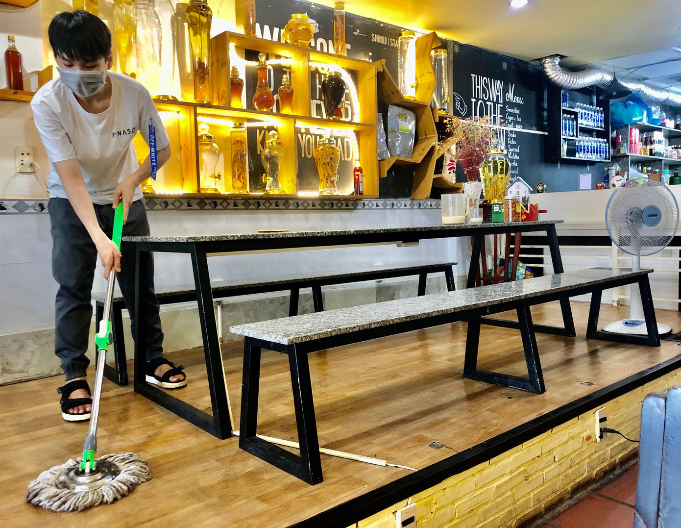 Nhiều chủ cửa hàng lau dọn hàng quán để bán trở lại