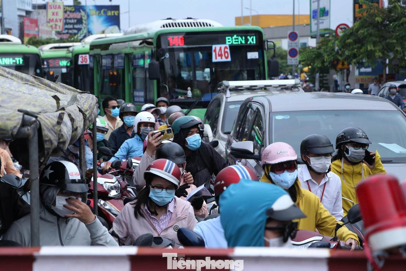 Người dân vất vả khi qua chốt kiểm soát ở quận Gò Vấp (ảnh: Ngô Bình) Người dân vất vả khi qua chốt kiểm soát ở quận Gò Vấp (ảnh: Ngô Bình)