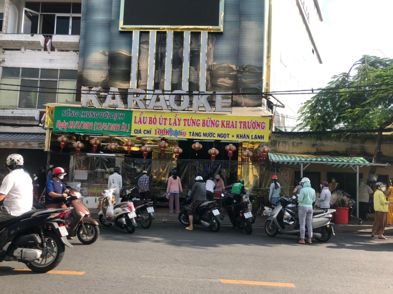 Xếp hàng xuống dưới đường chờ đợi mua hàng