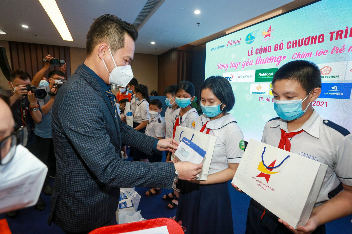 Anh Đặng Hồng Anh tặng quà cho các em