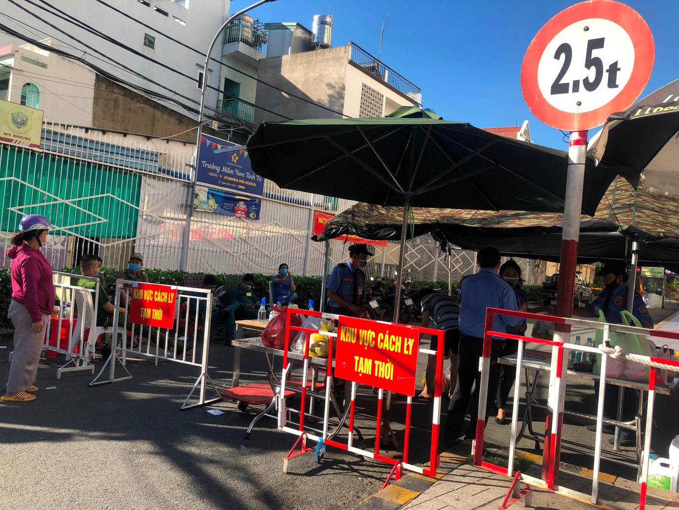 Nhiều điểm bị phong tỏa do liên quan đến trường hợp mắc COVID-19 từ nhóm truyền giáo Phục Hưng Nhiều điểm bị phong tỏa do liên quan đến trường hợp mắc COVID-19 từ nhóm truyền giáo Phục Hưng