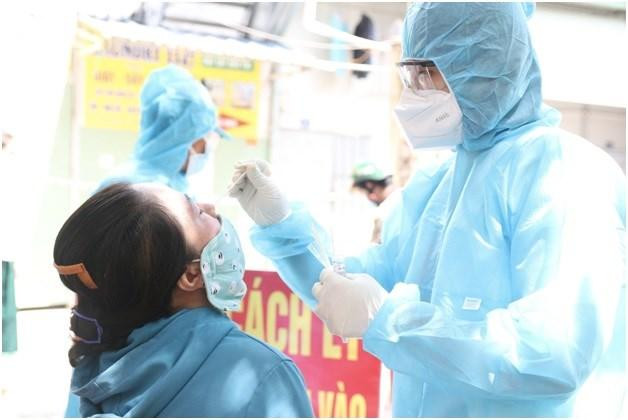 Lấy mẫu xét nghiệm COVID-19 (ảnh: HCDC) Lấy mẫu xét nghiệm COVID-19 (ảnh: HCDC)