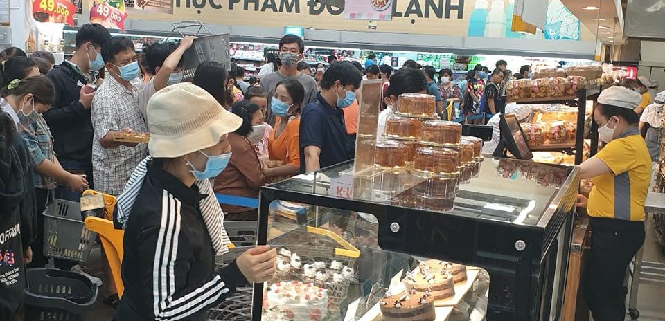 Siêu thị Emart chật kín người mua sắm. "Tôi đã tránh giờ cao điểm nhưng vẫn phải chen chúc" - bà Tâm (60 tuổi) nói.