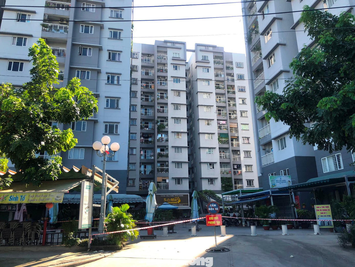 Còn tại chung cư Sơn Kỳ 1 (phường Sơn Kỳ, quận Tân Phú), một block của chung cư này cũng được phong tỏa do có người mắc COVID-19 liên quan đến chuỗi lây nhiễm Hội thánh truyền giáo Phục Hưng. Bảo vệ chung cư cho hay, khu vực bị phong tỏa là block C. “Chung cư có tất cả 6 block, trừ block C thì người dân ở những block khác vẫn sinh hoạt bình thường” – ông cho hay.