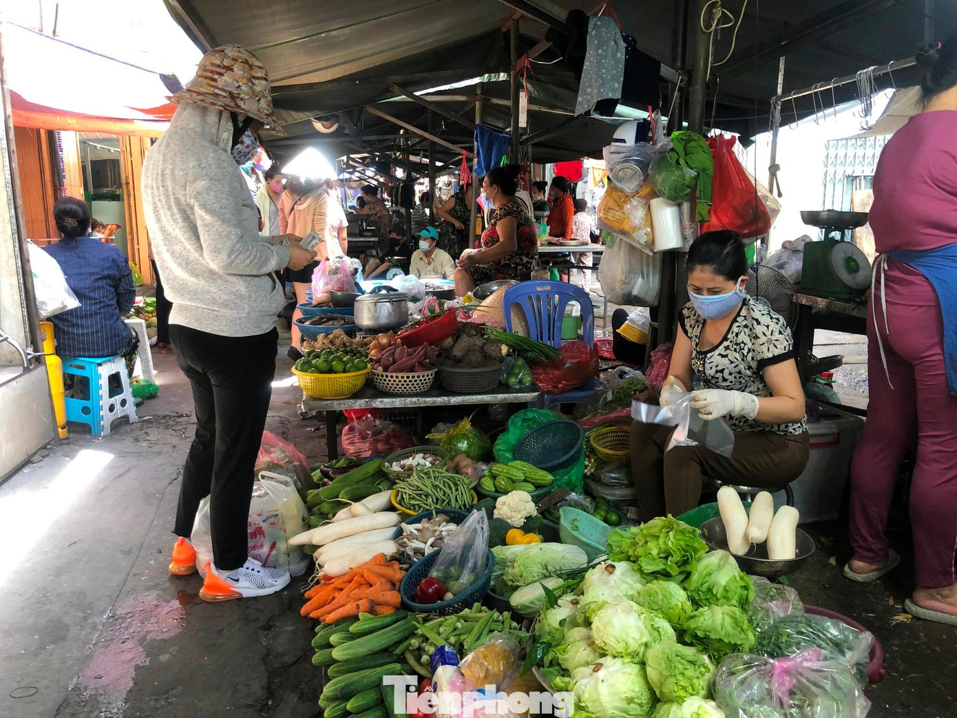 Theo ghi nhận, phần lớn các tiểu thương ở chợ đều chấp hành biện pháp phòng dịch như mang khẩu trang, đeo bao tay khi bán hàng.