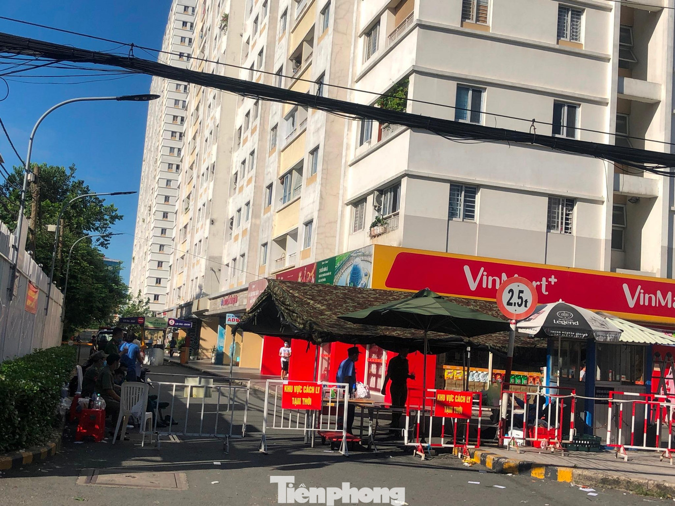 Theo ghi nhận, liên tục có người giao hàng online cho người dân bên trong chung cư. Lực lượng chức năng túc trực 24/24, sẵn sàng tiếp nhận và xịt khử khuẩn trước khi giao nhận. Bên trong chung cư có siêu thị vẫn hoạt động, hàng hóa bên ngoài được chuyển vào siêu thị giúp người dân không lo thiếu thực phẩm.