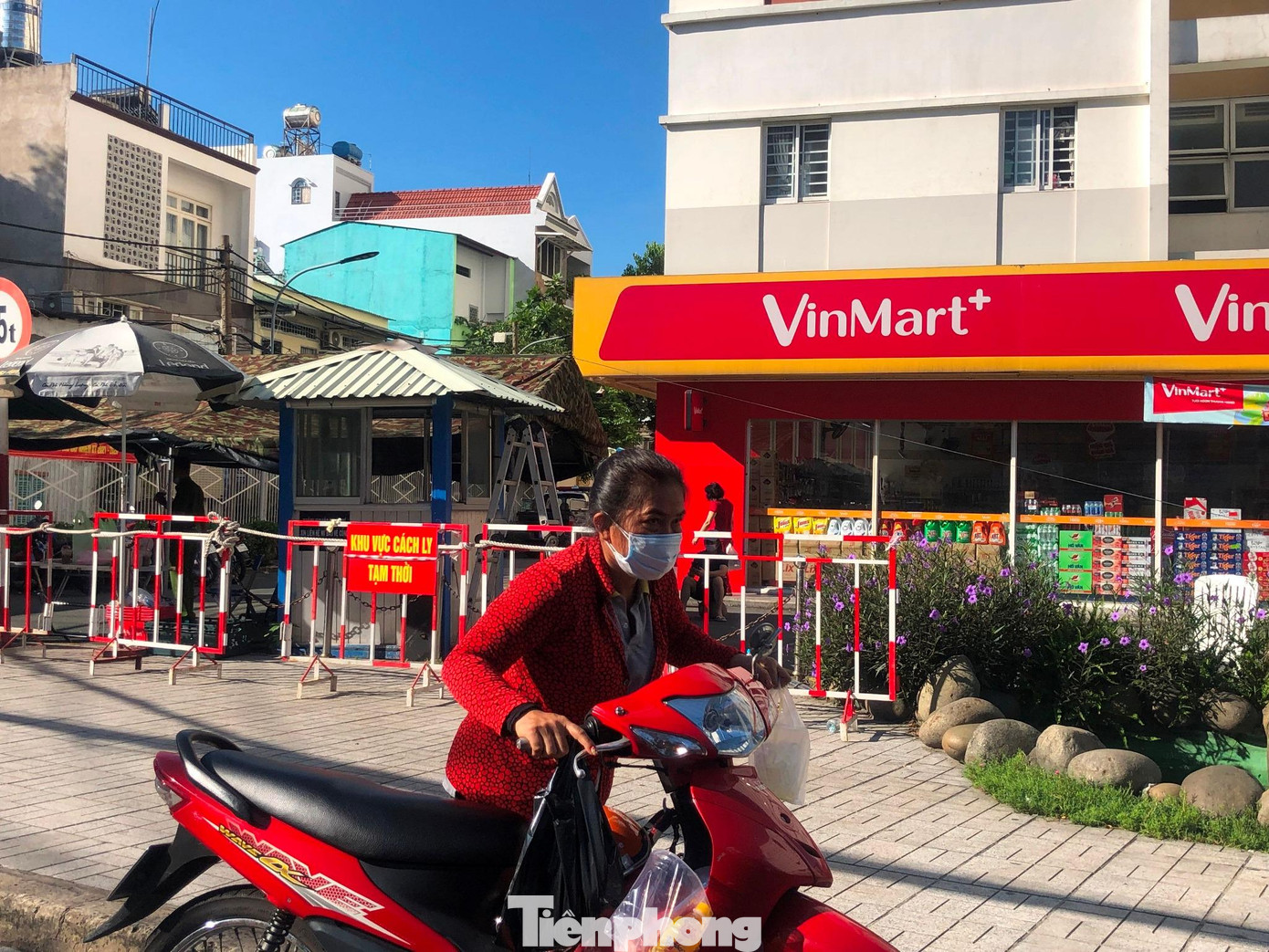 Chung cư Sen Xanh được phong tỏa trong đêm 27/5. Đây là nơi ở 2 vợ chồng (BN 6444, BN 6445) phát hiện mắc COVID-19 khi khám sàng lọc tại Bệnh viện Hoàn Mỹ (quận Phú Nhuận); trong đó người vợ đang mang thai tuần thứ 10. Sau đó vào ngày 28/5 tiếp tục ghi nhận 2 trường hợp dương tính là con trai của 2 vợ chồng nêu trên và 1 đồng nghiệp của người vợ (BN 6447).