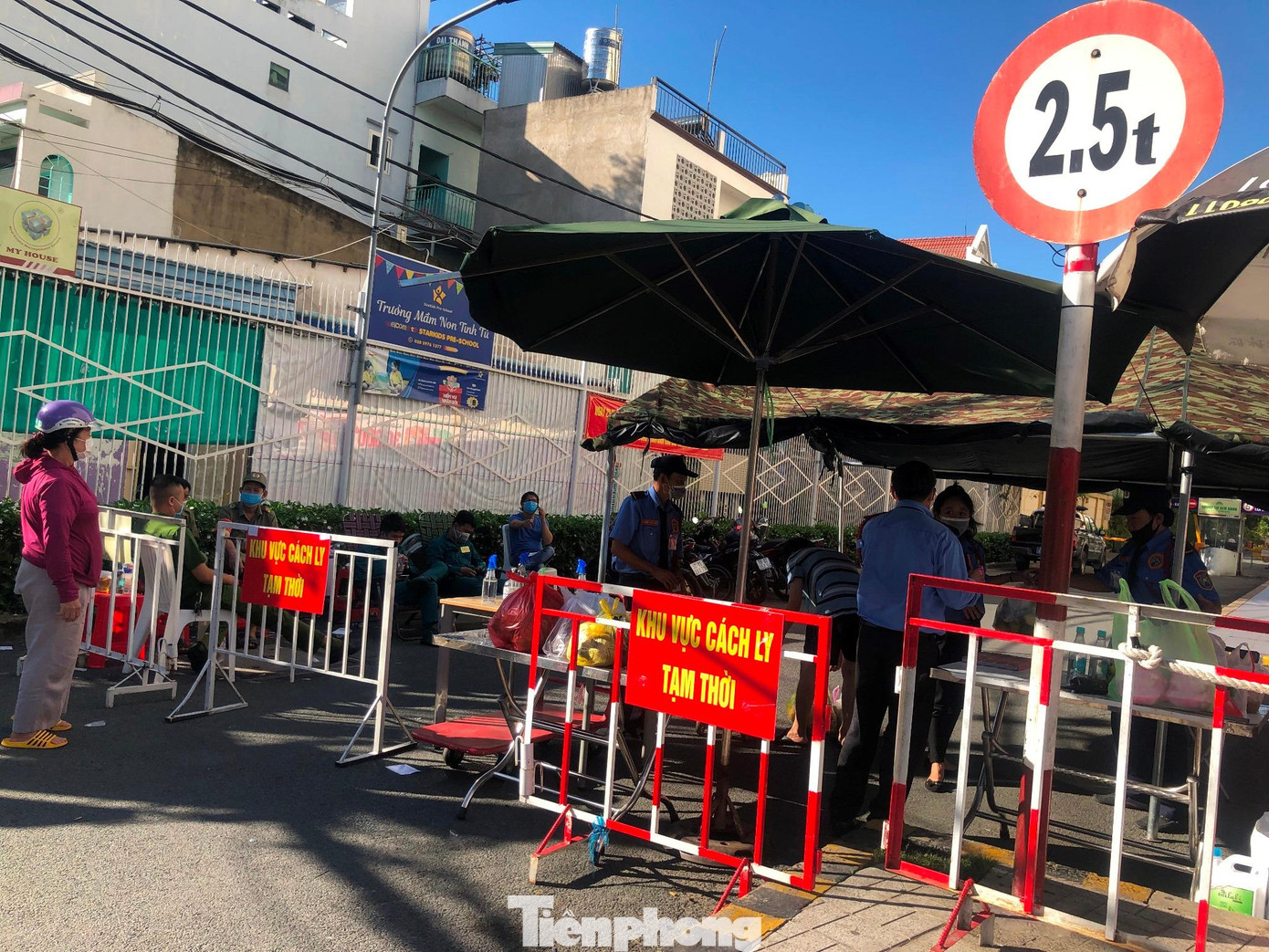 Tổng số tiếp xúc gần (F1): 14 người. Tổng số tiếp xúc khác: 100 người. Tất cả đều được cách ly, đều đã được lấy mẫu và chờ kết quả xét nghiệm. Hiện nay đang mở rộng truy vết, xem có liên quan đến Hội thánh truyền giáo Phục Hưng hay không do xảy ra cùng thời điểm.