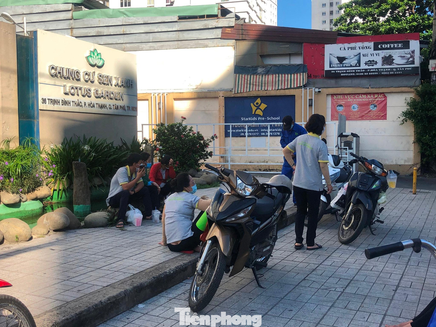 Bà T. (nhân viên vệ sinh) thở dài: “Hôm qua tôi nghỉ phép, sáng nay quay lại thì thấy chung cư phong tỏa rồi. Tôi làm công việc quét dọn trong đó, giờ nghỉ thế này không biết khi nào mới được đi làm lại. Nghe bảo vệ thông báo, nếu vào đó thì không được ra nữa nên cũng sợ. Thôi thì đành về nhà rồi chờ thông báo”.