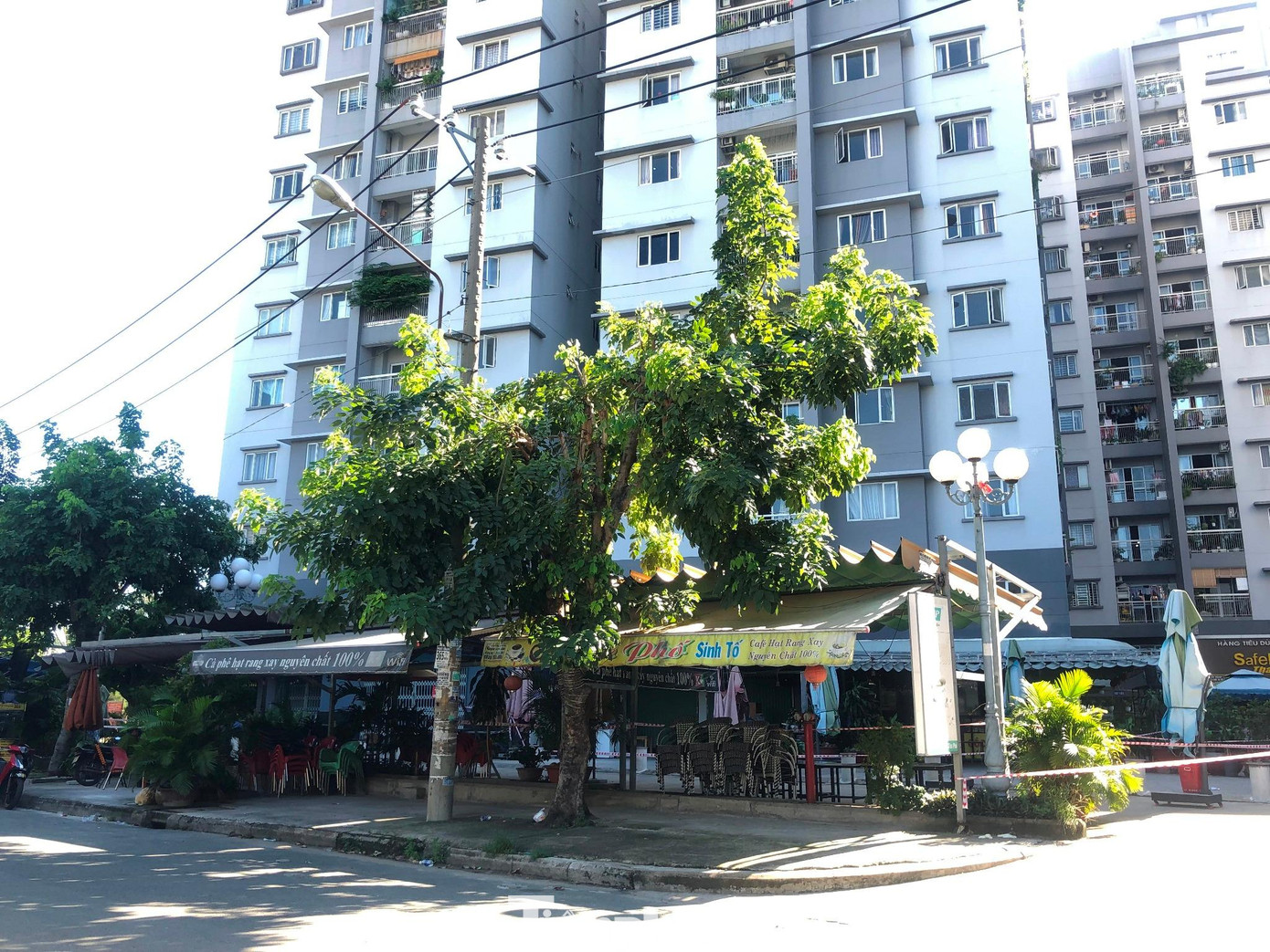 Những hàng quán xung quanh khu vực bị phong tỏa này đều đã đóng cửa, bàn bàn ghế được xếp gọn gàng; một số nơi chỉ phục bán mang về. Khu vực chung cư và xung quanh đều vắng lặng, thưa thớt người ra vào. Người dân sinh sống tại chung cư cũng hạn chế đi lại, chỉ ra ngoài khi có việc cần thiết.