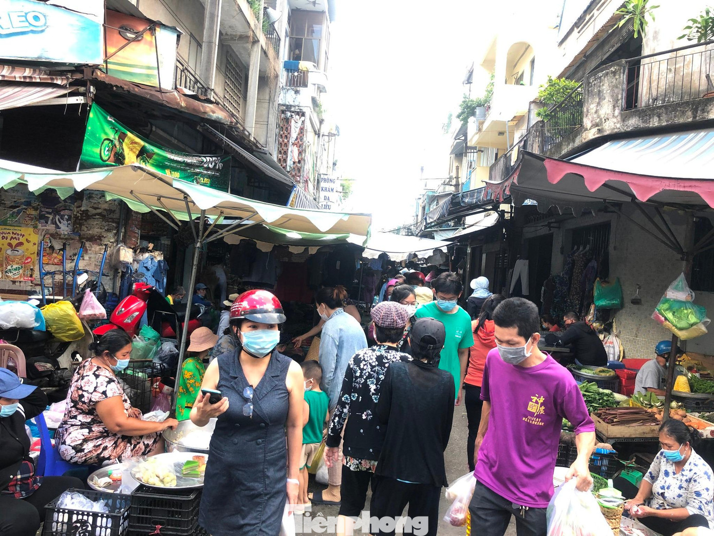 Khu vực kinh doanh thực phẩm là tấp nập nhất ở hầu hết các chợ.