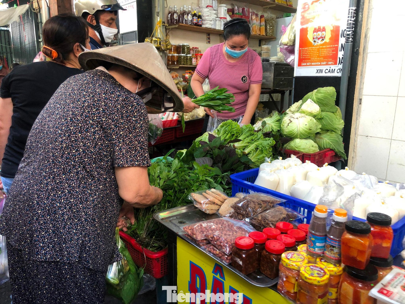 Người đi chợ tranh thủ mua thực phẩm luôn cho vài ngày để hạn chế ra đường, đến nơi công cộng.