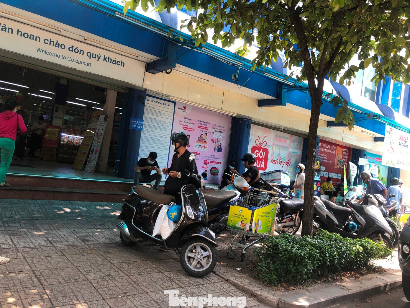 Trong khi đó, ở các siêu thị, khách hàng mua sắm cũng khá đông. Siêu thị Co.op Mart trên đường Nguyễn Đình Chiểu (Q.3), nhiều người ngồi bên ngoài để chờ người nhà mua sắm.
