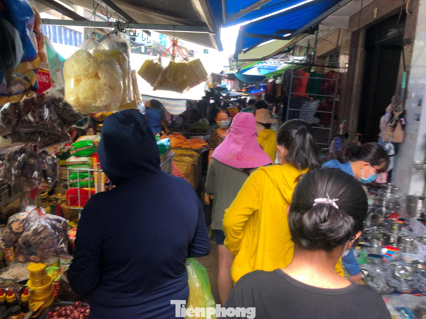 Chợ truyền thống tấp nập người, do phải chen nhau từng chút một nên khó giữ khoảng cách an toàn phòng dịch.