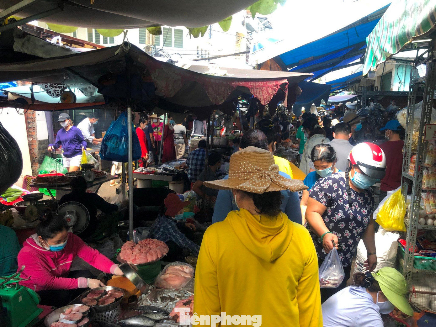 Chợ Bàn Cờ (Q.3) đông đúc từ sáng sớm đến giữa trưa. Các quầy hàng được khách quan tâm nhất là thực phẩm tươi sống, trái cây, thịt cá... Chị Lan (ngụ đường Điện Biên Phủ, Q.3) cho biết: "Các ngày trong tuần đều đi làm nên tôi chỉ đến chợ vào cuối tuần. Chợ hôm nay như vậy là vắng do gian hàng ăn uống tại chỗ nghỉ vì dịch, chứ trước còn đông hơn rất nhiều".