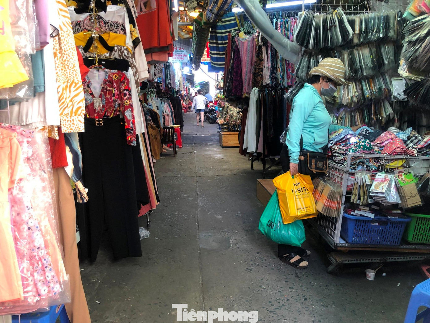 Trong khi đó, các quầy hàng kinh doanh quần áo, giày dép lại có phần "lép vế" khi không có mấy khách ghé qua. "Các mặt hàng thời trang tồn kho, khó bán từ năm ngoái đến năm nay. Khi dịch ổn định chúng tôi còn bán được dù chậm nhưng khi dịch bùng mạnh thì khách đa số mua thức ăn chứ chẳng ai sắm quần áo" - chị Tú (tiểu thương chợ Phạm Văn Hai, Q.Tân Bình) than thở.