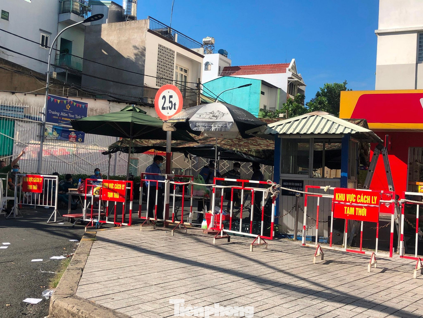 Ngày 29/5, tại chung cư Lotus Garden (Sen Xanh) trên đường Trịnh Đình Thảo (phường Phú Trung, quận Tân Phú, TPHCM), khá nhiều người dân vẫn ngồi bên ngoài chung cư với ánh mắt buồn bã.