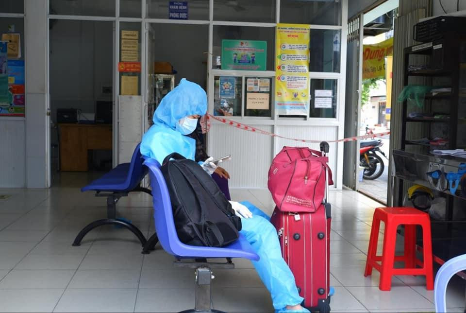 Bệnh nhân nghi mắc COVID-19 đang chờ đưa đến Bệnh viện điều trị (ảnh: HCDC) Bệnh nhân nghi mắc COVID-19 đang chờ đưa đến Bệnh viện điều trị (ảnh: HCDC)