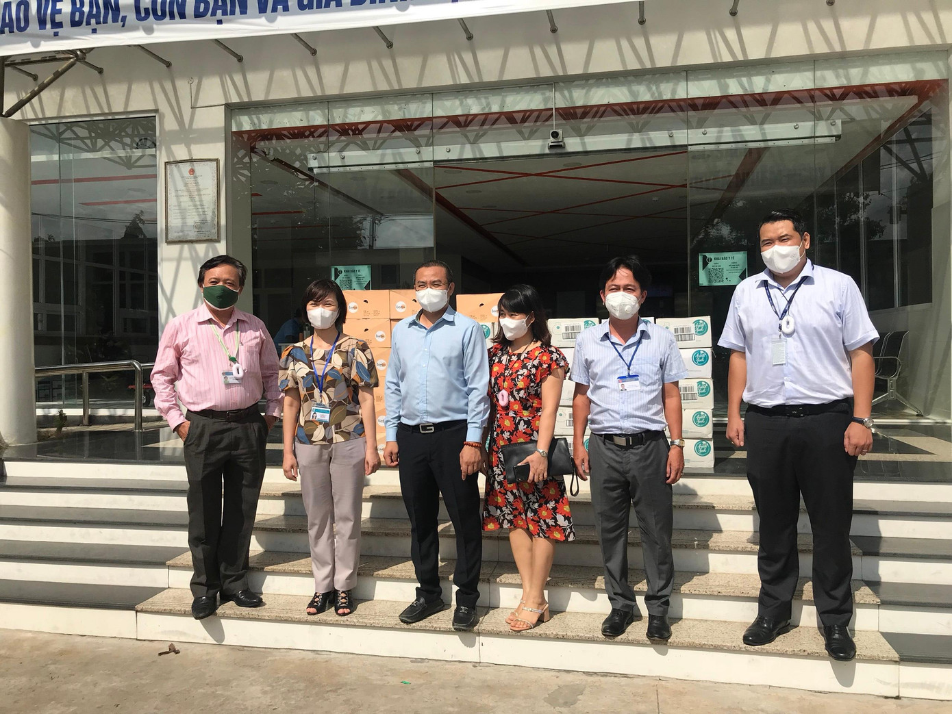 Ông Richard Nguyen (thứ 3 từ phải qua) trao quà tại HCDC