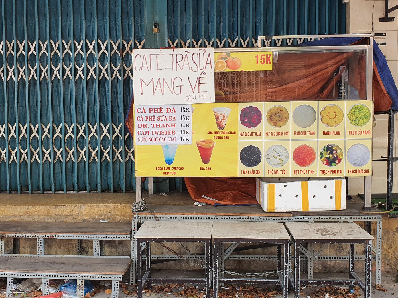 Một quán cà phê, trà sữa mang về vẫn "trùm mền" kín mít.