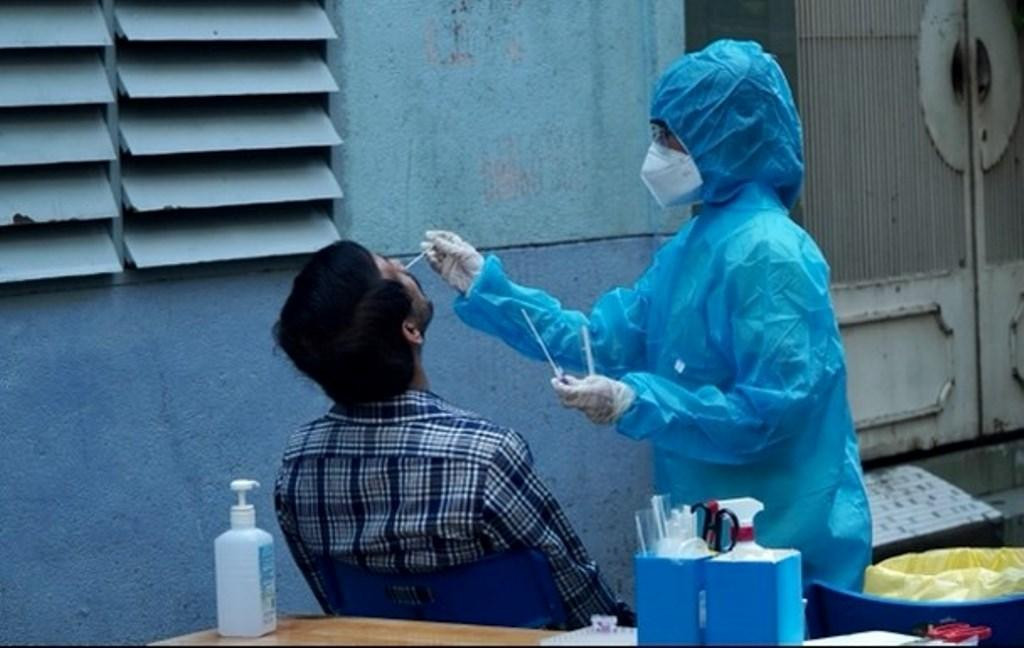 Lấy mẫu cho những trường hợp tiếp xúc có liên quan với ca nghi nhiễm.