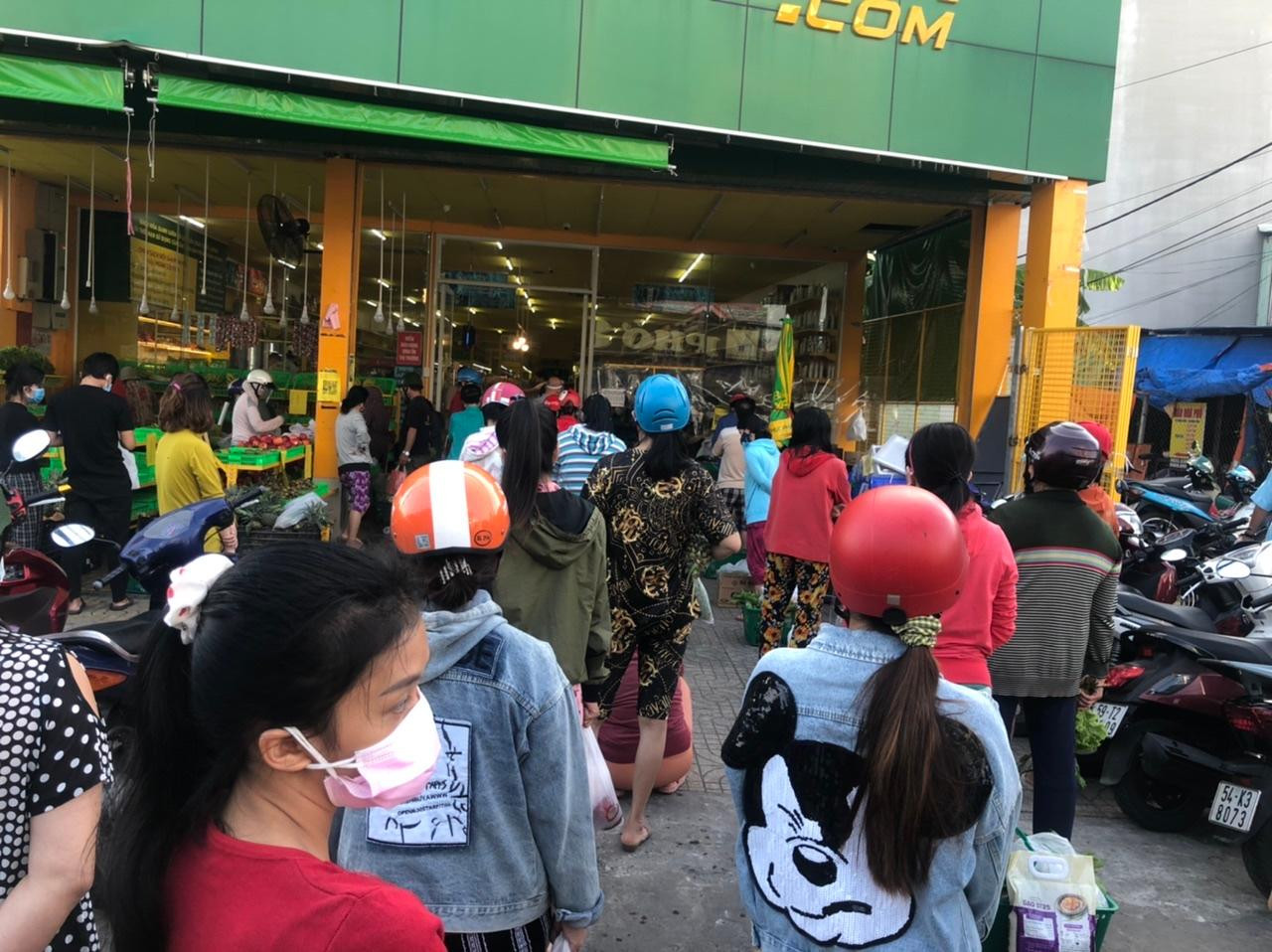 Người dân dứng san sát nhau, bất chấp dịch đang phức tạp