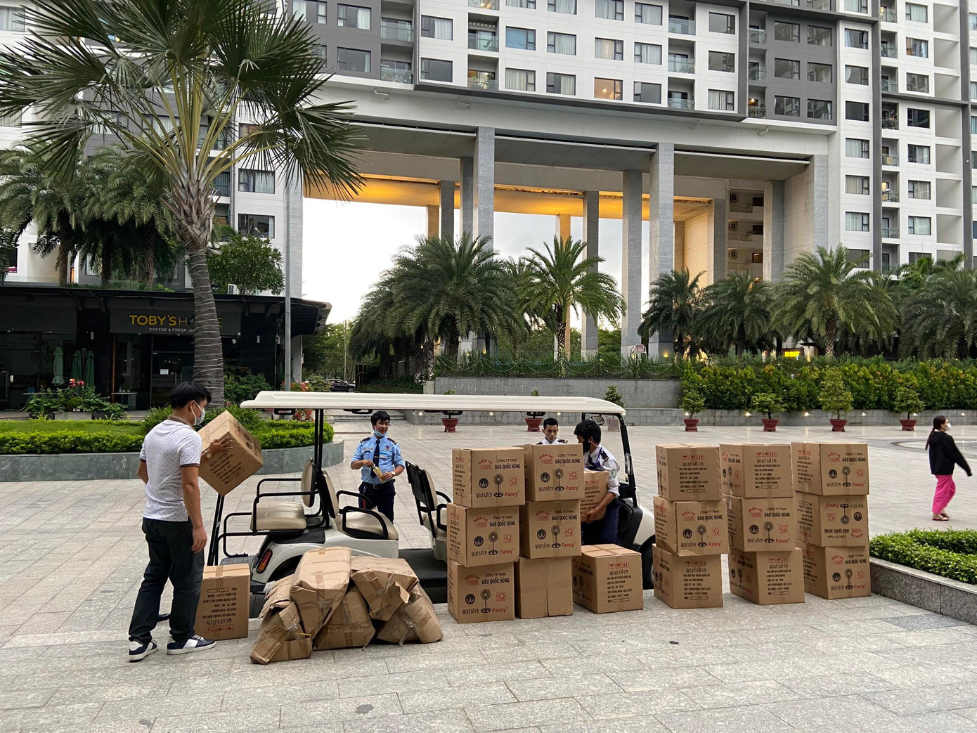 Gần 10 ngày ngày kể từ ngày được trưng dụng làm bệnh viện dã chiến, sàn giao dịch New City chật kín những chiếc quạt máy đủ kích cỡ, mền gối, máy lọc nước, nhu yếu phẩm, nước suối… để chuẩn bị tiếp tế cho Bệnh viện dã chiến số 6, 7, 8 đặt sau lưng chung cư. Gần 10 ngày ngày kể từ ngày được trưng dụng làm bệnh viện dã chiến, sàn giao dịch New City chật kín những chiếc quạt máy đủ kích cỡ, mền gối, máy lọc nước, nhu yếu phẩm, nước suối… để chuẩn bị tiếp tế cho Bệnh viện dã chiến số 6, 7, 8 đặt sau lưng chung cư.