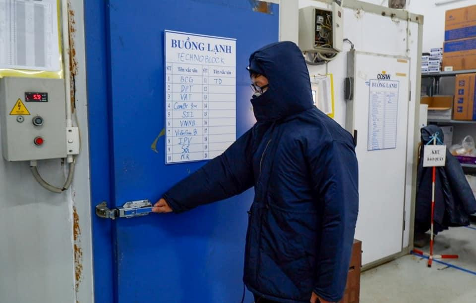 Vắc-xin được bảo quản trong kho lạnh chuẩn GSP, nhiệt độ từ 2-8 độ C (ảnh: HCDC) Vắc-xin được bảo quản trong kho lạnh chuẩn GSP, nhiệt độ từ 2-8 độ C (ảnh: HCDC)