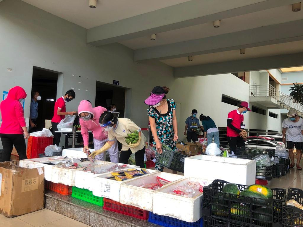 Chợ dã chiến được lập chớp nhoáng ngay sảnh chung cư Lê Thành Chợ dã chiến được lập chớp nhoáng ngay sảnh chung cư Lê Thành