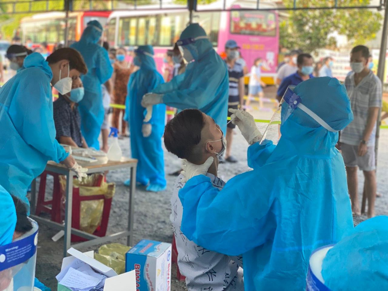 Lấy mẫu xét nghiệm COVID-19 Lấy mẫu xét nghiệm COVID-19