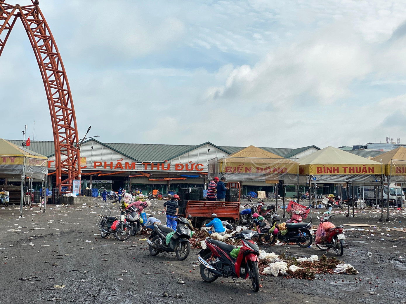 Tiểu thương chợ đầu mối Thủ Đức tranh thủ "hốt cú chót" trước giờ đóng cửa Tiểu thương chợ đầu mối Thủ Đức tranh thủ "hốt cú chót" trước giờ đóng cửa