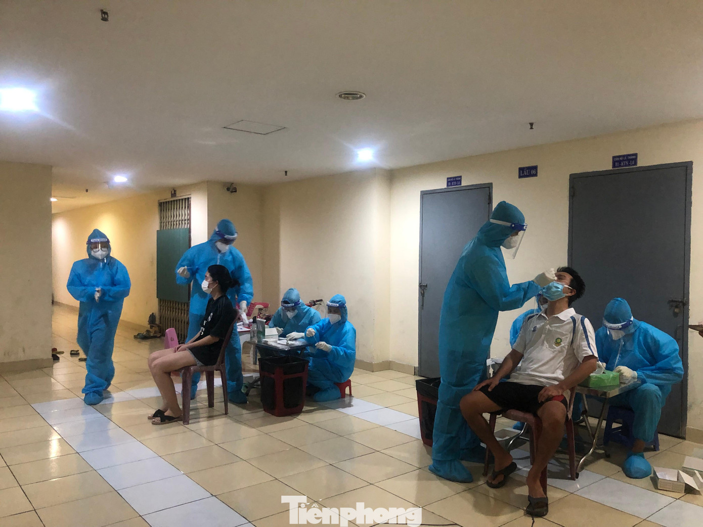 Ngành y tế đến tận nhà để lấy mẫu xét nghiệm COVID-19 (ảnh: Uyên Phương)