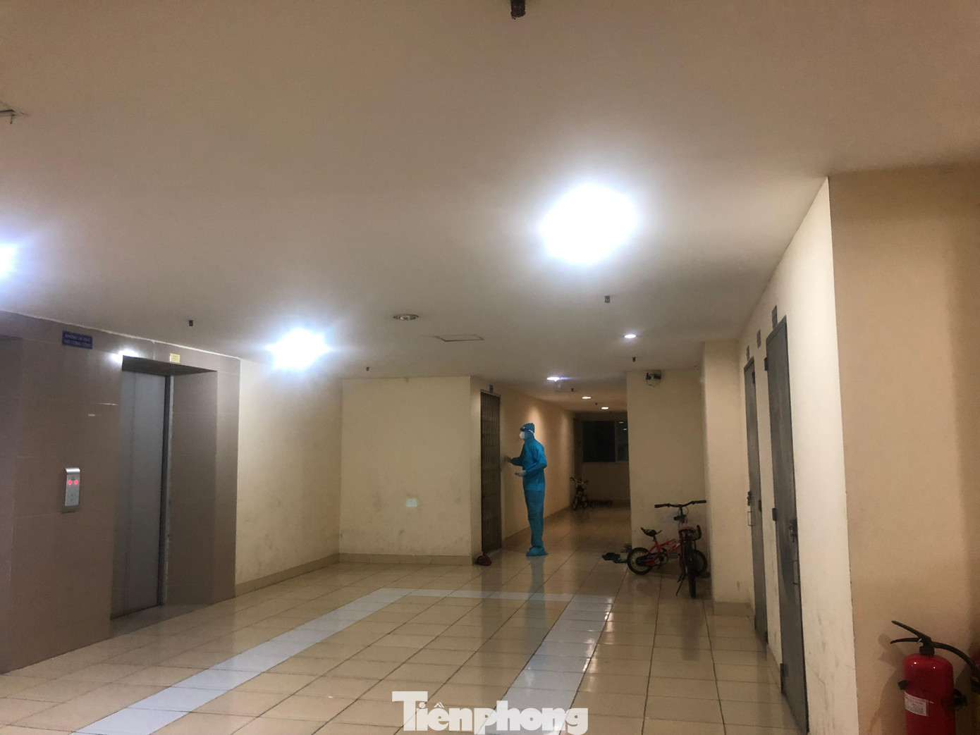 Nhân viên y tế đến từng căn hộ để phát phiếu điền thông tin và gọi đi lấy mẫu Nhân viên y tế đến từng căn hộ để phát phiếu điền thông tin và gọi đi lấy mẫu