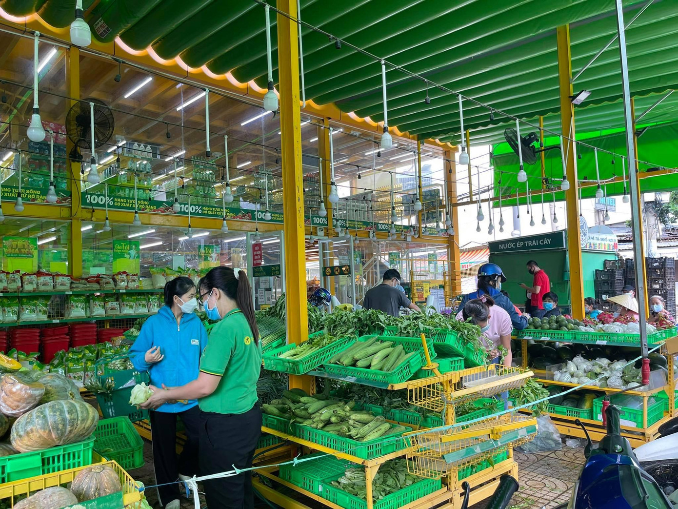 Dự kiến, trong 2 ngày cuối tuần, lượng khách đến mua sắm thực phẩm sẽ còn tăng Dự kiến, trong 2 ngày cuối tuần, lượng khách đến mua sắm thực phẩm sẽ còn tăng