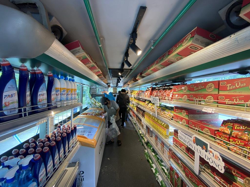 Hàng chục mặt hàng được sắp xếp gọn hàng ngay trong chiếc xe. Siêu thị mini di động có thể chạy khắp nơi để phục vụ người dân một cách nhanh chóng. Hàng chục mặt hàng được sắp xếp gọn hàng ngay trong chiếc xe. Siêu thị mini di động có thể chạy khắp nơi để phục vụ người dân một cách nhanh chóng.