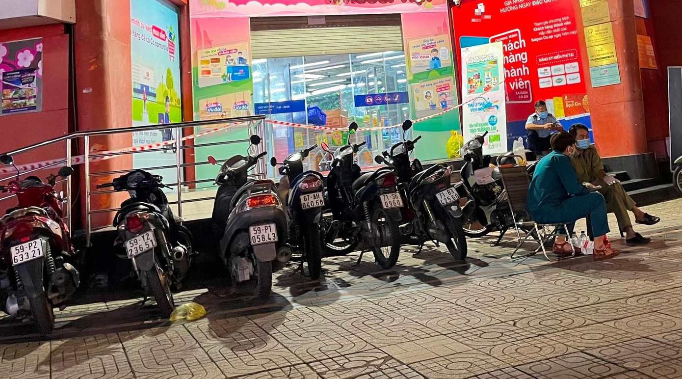 Tòa nhà ở 431 Hoàng Văn Thụ, P.4, Q.Tân Bình bị phong tỏa tối ngày 27/5