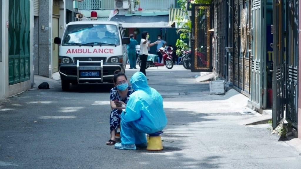 Các cán bộ y tế đang thực hiện điều tra truy vết những trường hợp tiếp xúc gần với ca nghi nhiễm.