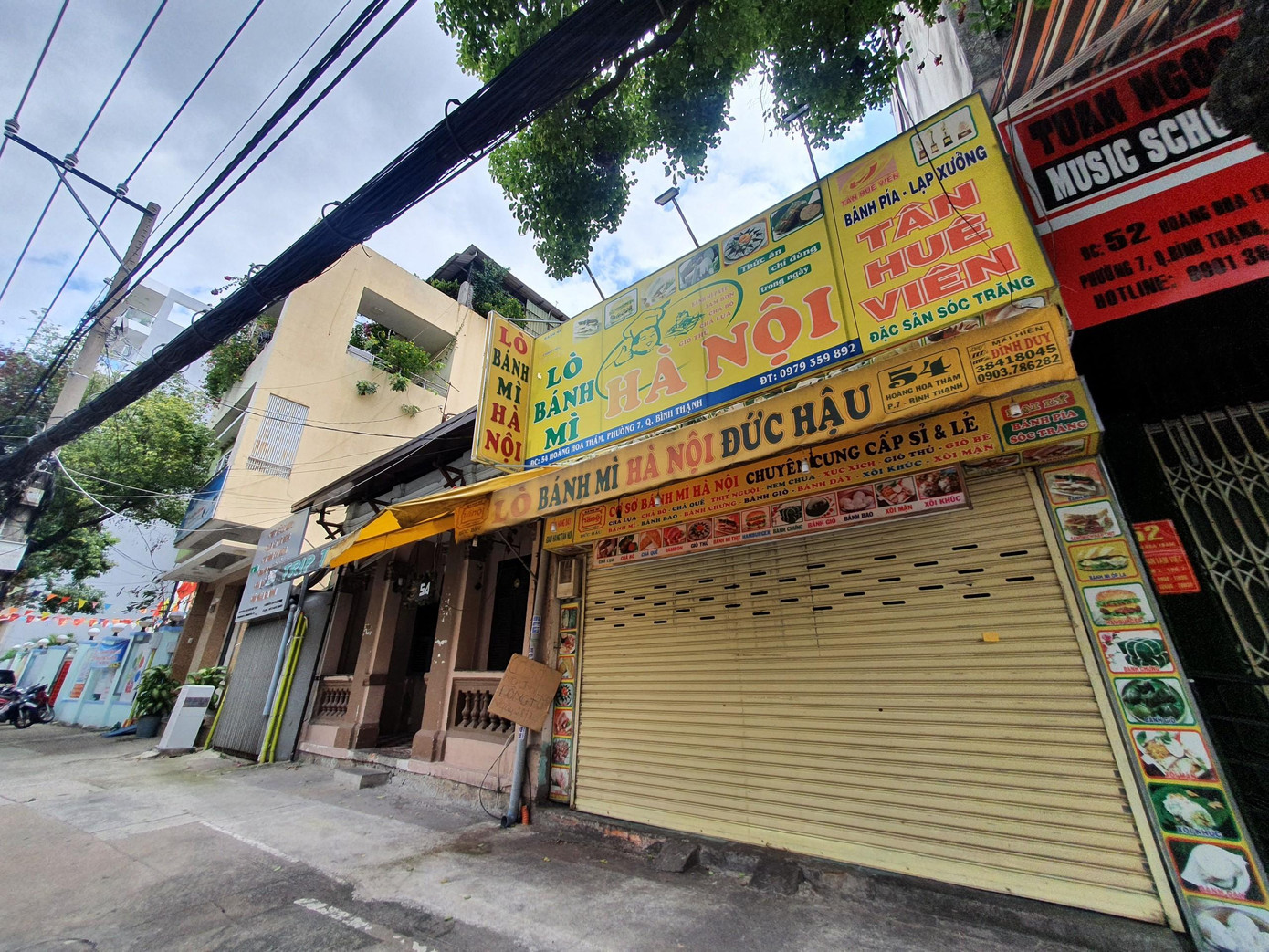 Con đường ẩm thực với nhiều hàng quán tạm ngưng hoạt động. Đa số dân kinh doanh đều chưa vội mở lại, họ vẫn đang nghe ngóng và nhiều người chờ đợi đến sau ngày 15/9 mới quyết định.