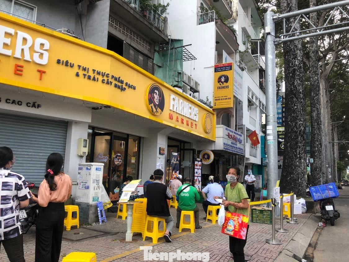 Lực lượng "đi chợ hộ" xếp hàng chờ vào siêu thị Lực lượng "đi chợ hộ" xếp hàng chờ vào siêu thị