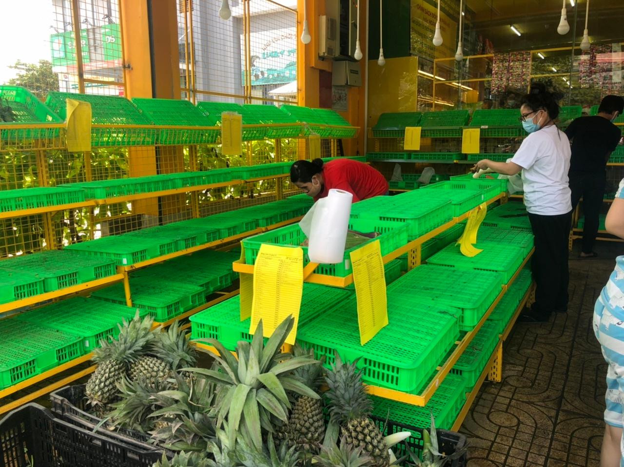 &quot;Sáng nay tôi đến siêu thị rất sớm nhưng thấy người dân xếp hàng quá đông nên đành, tính đợi trưa trưa ra lại thì &quot;choáng&quot; vì không còn gì để mua. Hỏi nhân viên chiều có còn hàng không, nhân viên cho biết đã hết hẳn&quot; - chị Vy thất vọng nói.